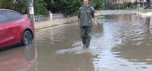 Burhaniye'de sağanak; yollar göle döndü, evlerin bodrum katlarını su bastı