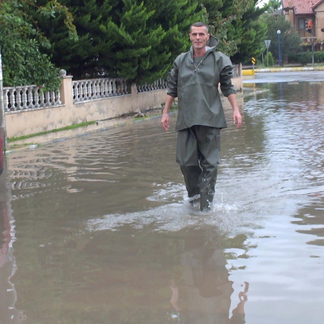 Burhaniye'de sağanak; yollar göle döndü, evlerin bodrum katlarını su bastı