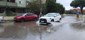 Burhaniye'de sağanak yağış sokakları göle çevirdi