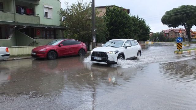 Burhaniye'de sağanak yağış sokakları göle çevirdi