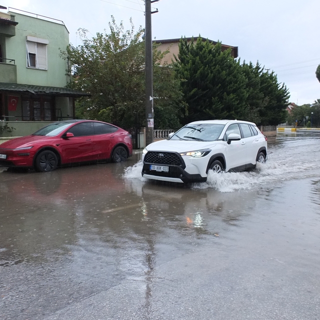 Burhaniye'de sağanak yağış sokakları göle çevirdi
