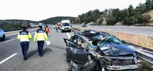 Otomobil, otoyolda kamyona çarptı; 3 yaralı