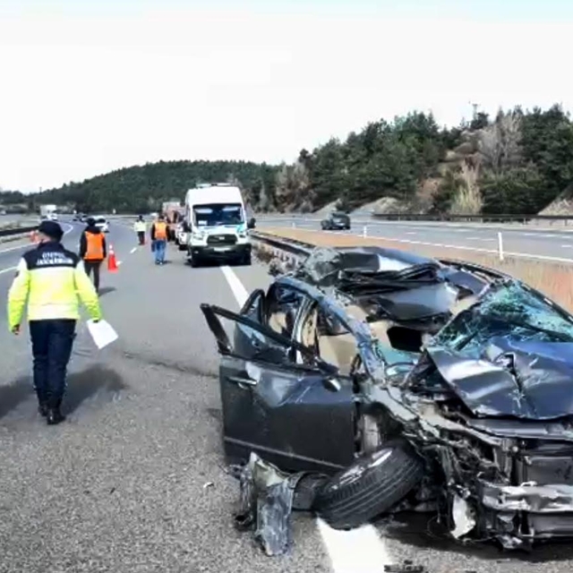 Otomobil, otoyolda kamyona çarptı; 3 yaralı