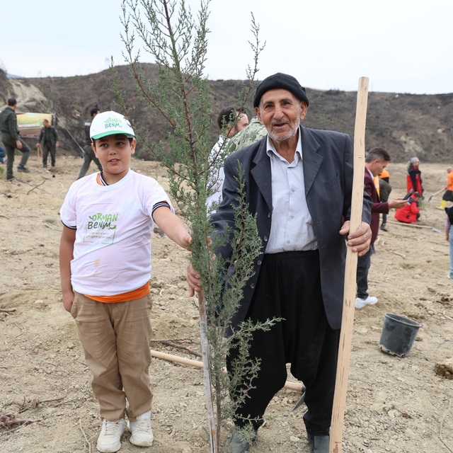 Kozan'da yangından etkilenen alana dede-torun fidan dikti