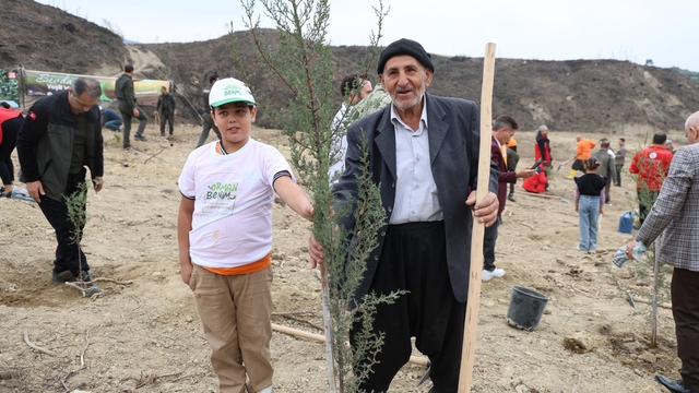 Kozan'da yangından etkilenen alana dede-torun fidan dikti
