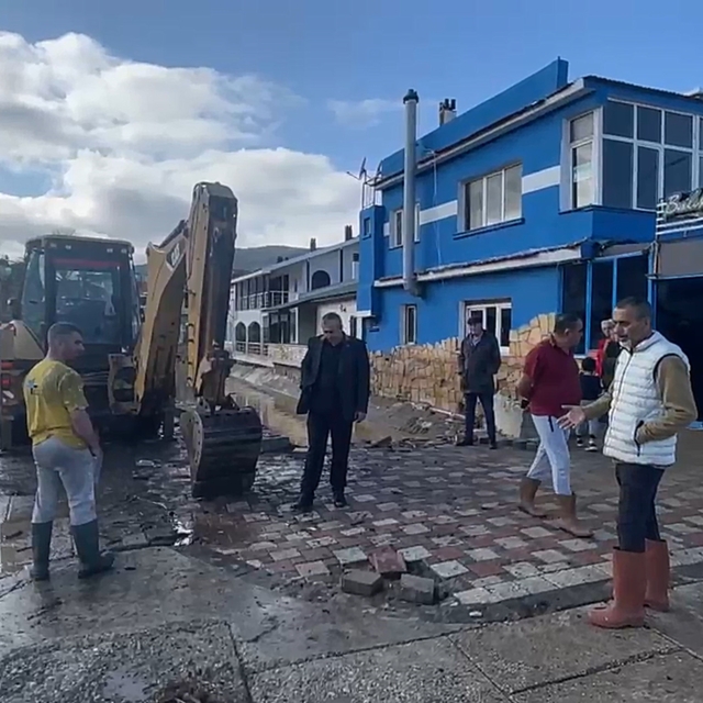 Sel mağduru esnaftan İzmir Büyükşehir'e tepki
Çandarlı Mahallesi'nde yağmur...