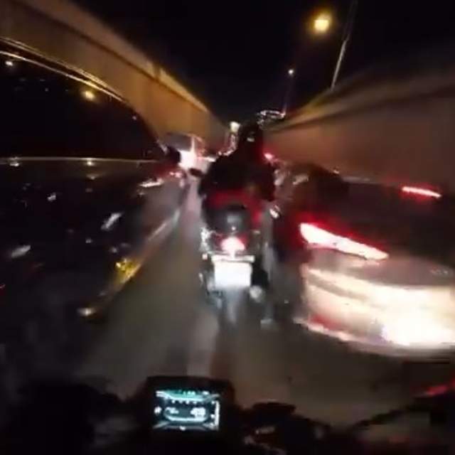 Yoğun trafikte 2 motosiklet çarpıştı; kaza kask kamerasında