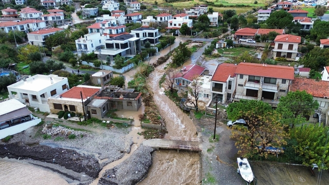 İzmir'de sağanak etkili oldu; yollar göle döndü, dereler taştı (3)