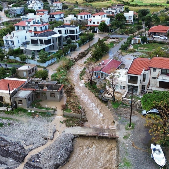 İzmir'de sağanak etkili oldu; yollar göle döndü, dereler taştı (3)