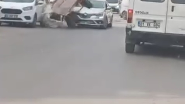 Adana'da at arabası, otomobile çarptı