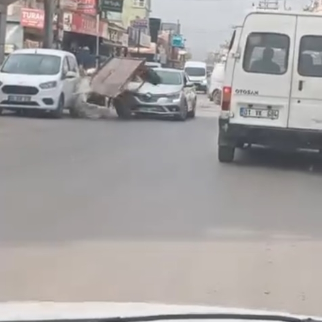 Adana'da at arabası, otomobile çarptı
