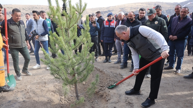 Nevşehir'de 18 bin 500 fidan toprakla buluştu