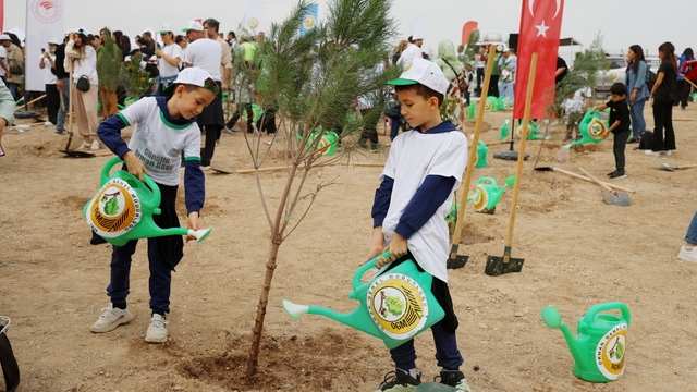 Adana'da 840 bin fidan toprakla buluştu
Adana'da çocuklar fidan dikmek için birbirleriyle yarıştı