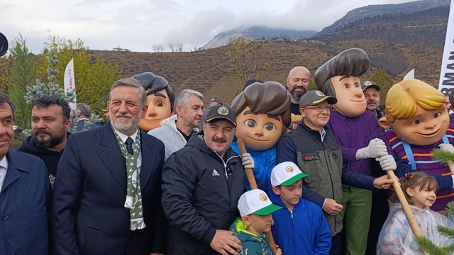 Bursa'da yanan ormanlar Milli Ağaçlandırma Günü'nde yeniden yeşeriyor
Bursa'da Yeşil Vatan Seferberliği: 96 bin fidan toprakla buluştu