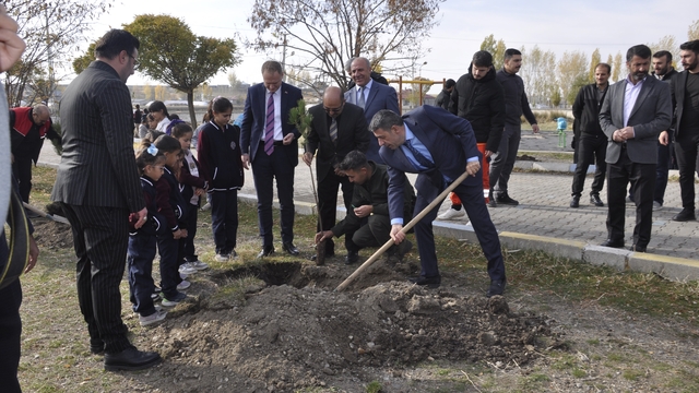 Bulanık'ta 3 bin fidan toprakla buluştu