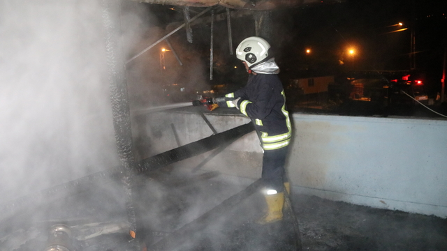 Taşova'da çıkan yangında teras kat kullanılamaz hale geldi