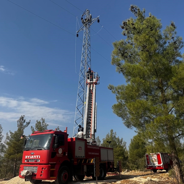 Mersin'de yüksek gerilim direğinde mahsur kalan işçi kurtarıldı