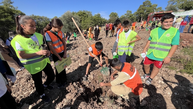 Kumluca'da "Milli Ağaçlandırma Günü" dolayısıyla fidan dikimi yapıldı