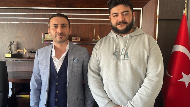 Güven tuzağı
Banka bilgilerini verdi, sanık oldu
Banka bilgilerini verdiği meslektaşı tarafından kandırıldığını öne süren moto kurye, bilgisi dışında yapılan harcama ve yasa dışı işlemler sebebiyle onlarca şikayet davası ile karşı karşıya kaldı