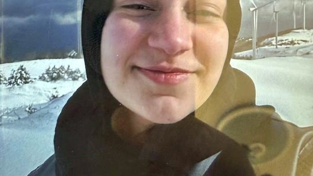 Dilara'nın dedesi konuştu: "Hastaneden çıkar çıkmaz mezarlığa gitti"
"Dilara'nın psikolojisi tam yerine oturmuş değil"
"Üniversite sınavına girecekti, okumak istiyordu. Bu olay sebebiyle her şey yarım kaldı"
"Psikolojisi inşallah düzelecek. Şimdi amcaları, kuzenleri onu eğlendirmeye çalışıyorlar, hissettirmemeye çalıştırıyorlar. Allah izin verirse böylece bu travmayı atlatacağız"