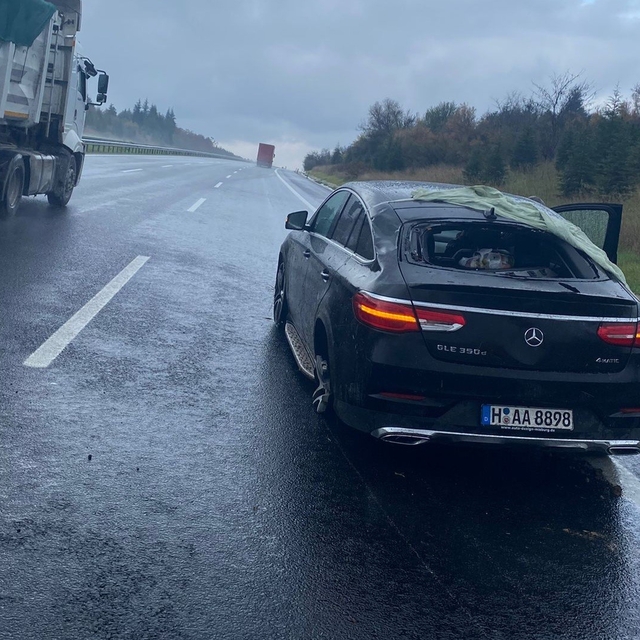 Kırklareli'nde şiddetli yağış, otomobil tıra çarptı