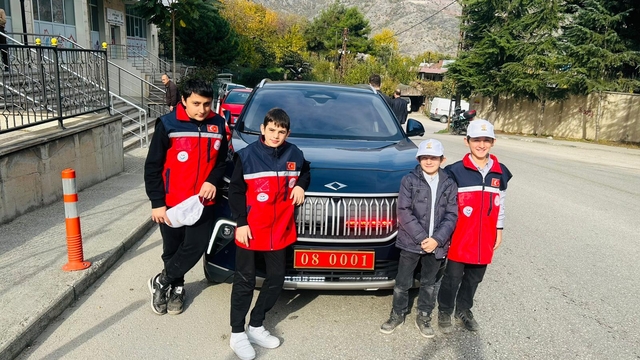Artvin Valisi Ergün, öğrencileri evlerine makam aracı Togg'la gönderdi