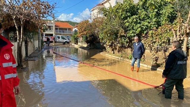 İzmir'de sağanak etkili oldu; yollar göle döndü, dereler taştı  (4)