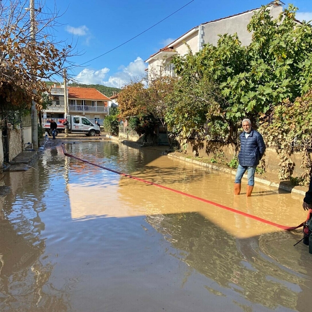 İzmir'de sağanak etkili oldu; yollar göle döndü, dereler taştı  (4)