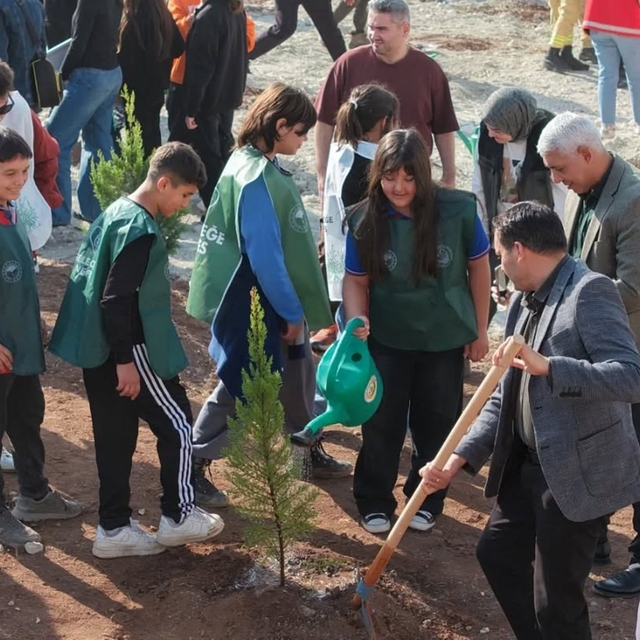 Mersin'de 500 fidan toprakla buluşturuldu