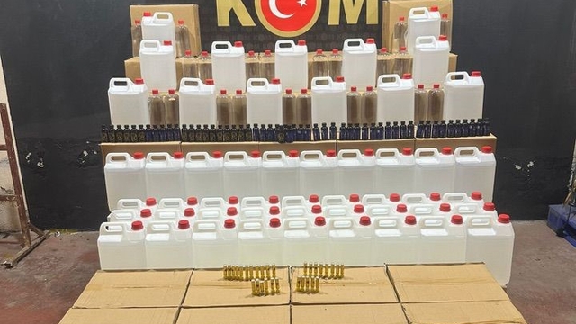 Bursa'da kaçak alkol operasyonu
1032 litre etil alkol, 84 aroma kiti ele geçirildi