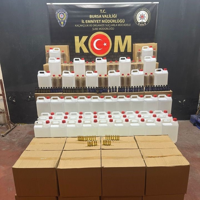Bursa'da kaçak alkol operasyonu
1032 litre etil alkol, 84 aroma kiti ele ge...