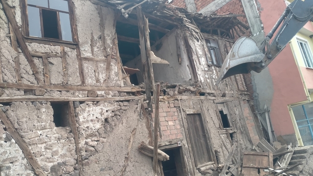 Çorum'da metruk evin yıkımı yapıldı