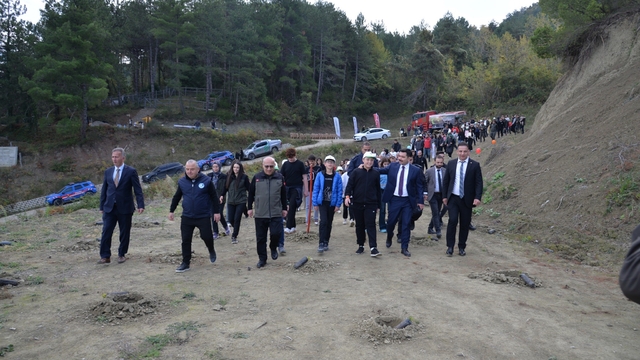 Türkeli'de fidanlar toprakla buluştu