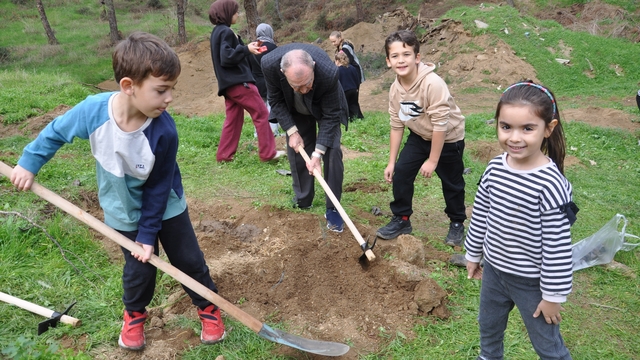 Milli Ağaçlandırma Günü'nde Salihli'de 600 fidan toprakla buluştu