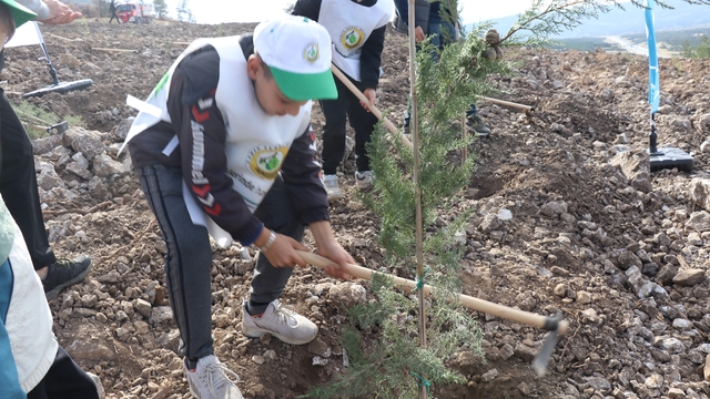 Denizli'de yanan alanlarda binlerce fidan toprakla buluştu
Milli Ağaçlandırma Günü Kapsamında, Denizli'de yangında zarar gören alan ağaçlandırıldı