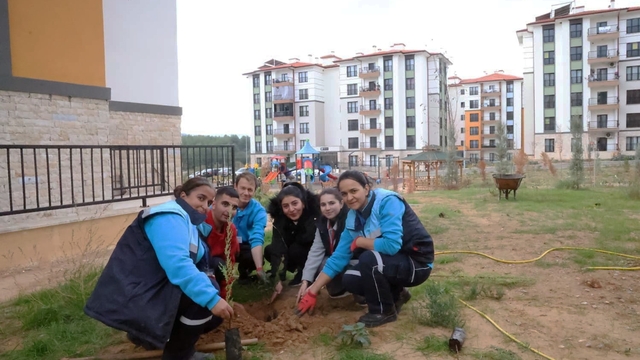 Menteşe Akçaova TOKİ Site yönetiminden 'Yeşil Vatan'a fidanlı destek