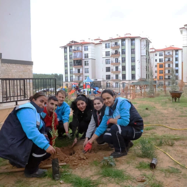 Menteşe Akçaova TOKİ Site yönetiminden 'Yeşil Vatan'a fidanlı destek