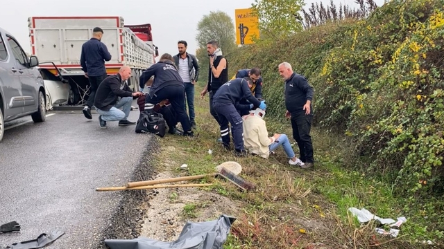 Otomobil TIR'ın altına girdi; yaralı sürücü, hastaneye gelen annesini sakinleştirmeye çalıştı