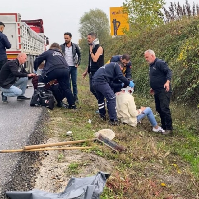 Otomobil TIR'ın altına girdi; yaralı sürücü, hastaneye gelen annesini sakin...