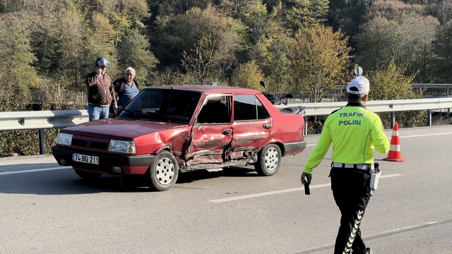 Yolcu minibüsü ve otomobil çarpıştı: 2 yaralı