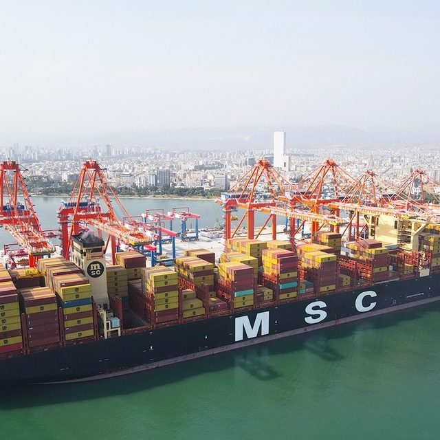 Dünyanın en büyük konteyner gemisi Mersin Limanı'na geldi