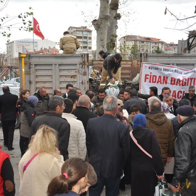 Kütahya'da vatandaşlara gelir getirici tür fidanlar dağıtıldı