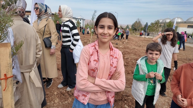 Siirt'te binlerce fidan aynı anda toprakla buluştu