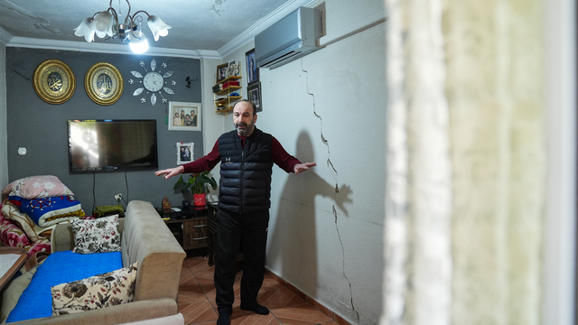 İzmir'de tünel inşaatı nedeniyle evleri zarar gören mahalle sakinleri çözüm bekliyor