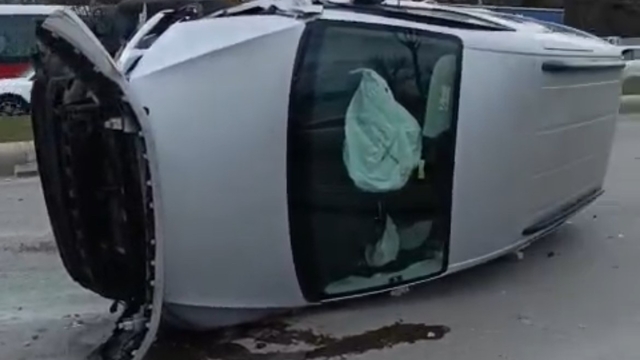 İki araç çarpıştı, sürücü yaralı
Caddede meydana gelen feci kaza anı ve aracın attığı taklalar güvenlik kamerasına yansıdı