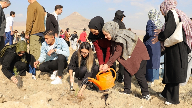 NEÜ'de Milli Ağaçlandırma Günü'nde fidanlar toprakla buluştu