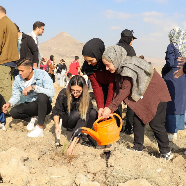 NEÜ'de Milli Ağaçlandırma Günü'nde fidanlar toprakla buluştu