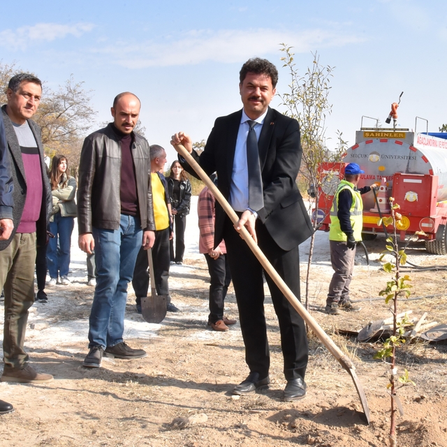 SÜ'de Milli Ağaçlandırma Günü'nde yüzlerce fidan dikildi