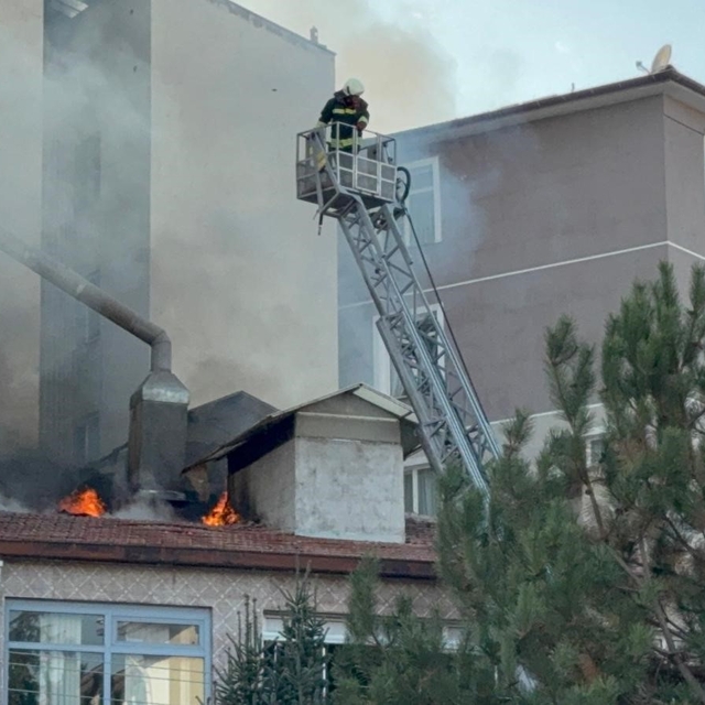 Ereğli'de iş hanının çatısında yangın paniği
