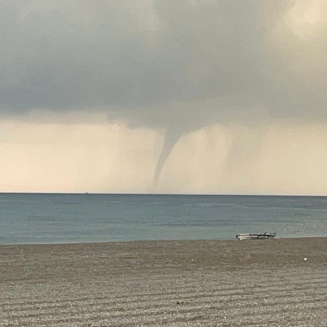 Hatay'da denizde hortum oluştu